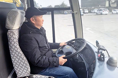 E:20232023.1212.2977�������˴��أ��������ʻԱ�����ڹ����޻�����  �ڿ�ʵ�ɼ��س��ġ��������辶�����徲�г��������������ʻԱ  �Ŷ�������Ŷ���1.jpg